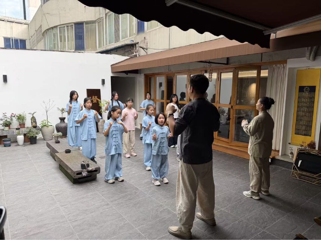 尔意堂小小中医班户外教学现场